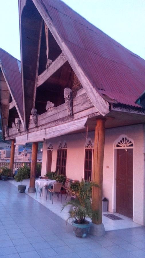 Melissa Palace Hotel And Karaoke Parapat Exterior photo