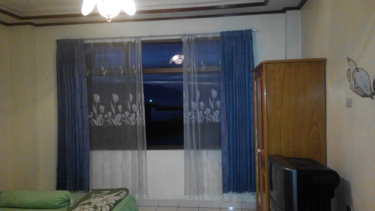 Melissa Palace Hotel And Karaoke Parapat Exterior photo
