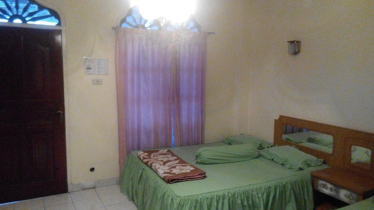 Melissa Palace Hotel And Karaoke Parapat Exterior photo