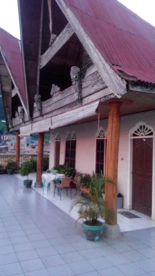 Melissa Palace Hotel And Karaoke Parapat Exterior photo